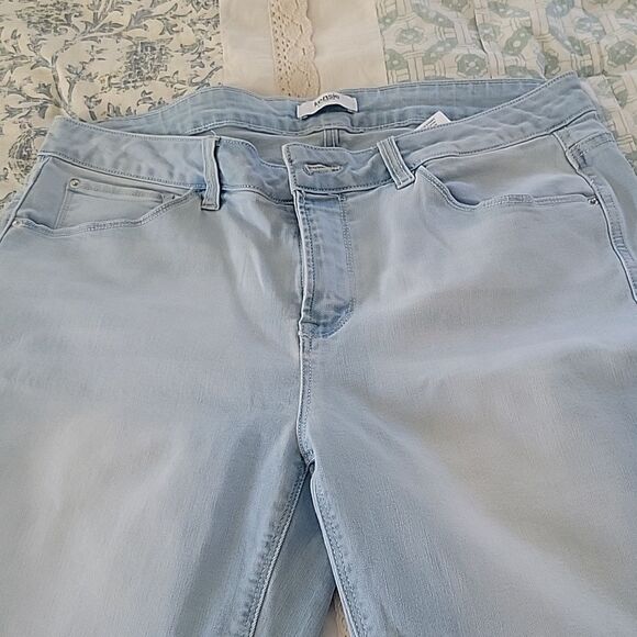 Kensie 12 washed Distressed Light Blue and faded jean shorts Longer Length - Picture 3 of 11